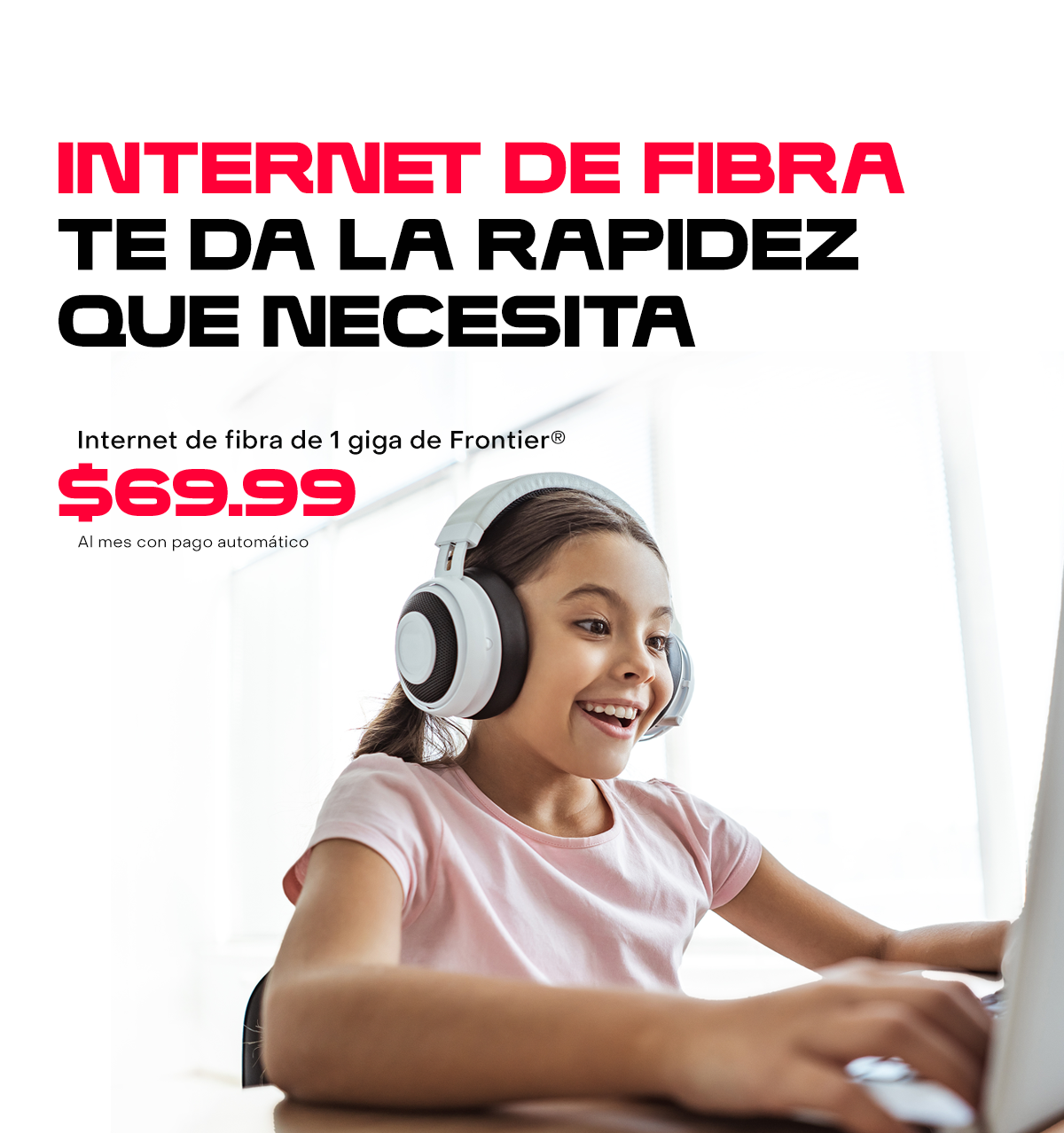Chica joven en su computadora portátil